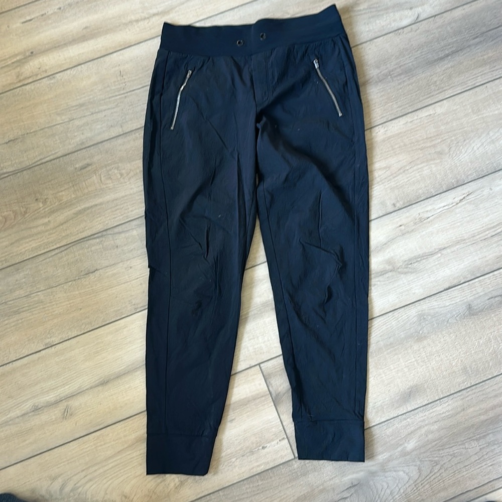 Athleta north Trekkie jogger size 4 in black